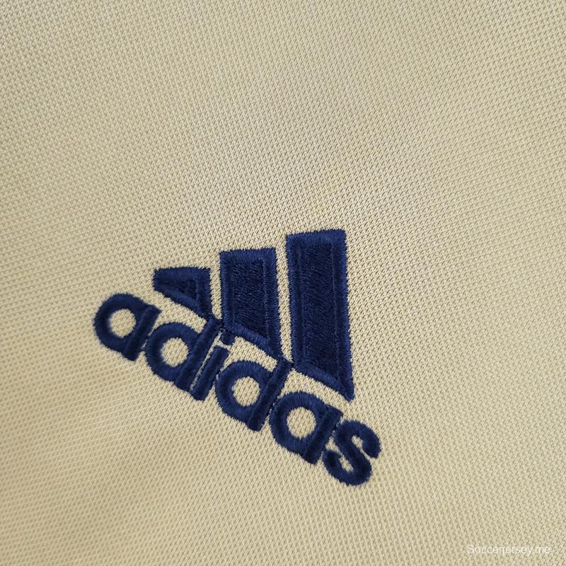 قميص كرة القدم القديم 04/05 لبايرن ميونيخ خارج ملعبه
