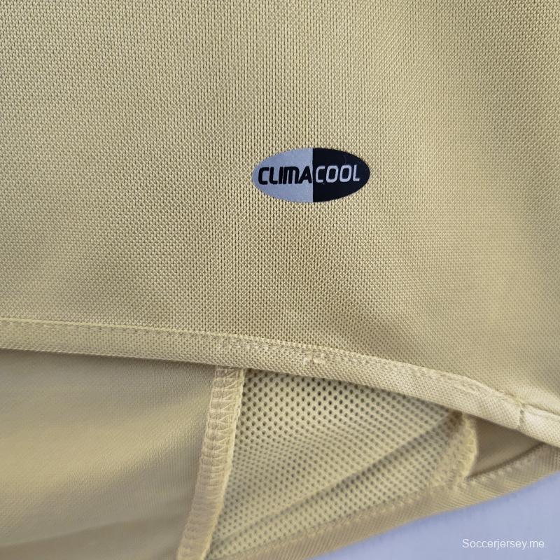 قميص كرة القدم القديم 04/05 لبايرن ميونيخ خارج ملعبه
