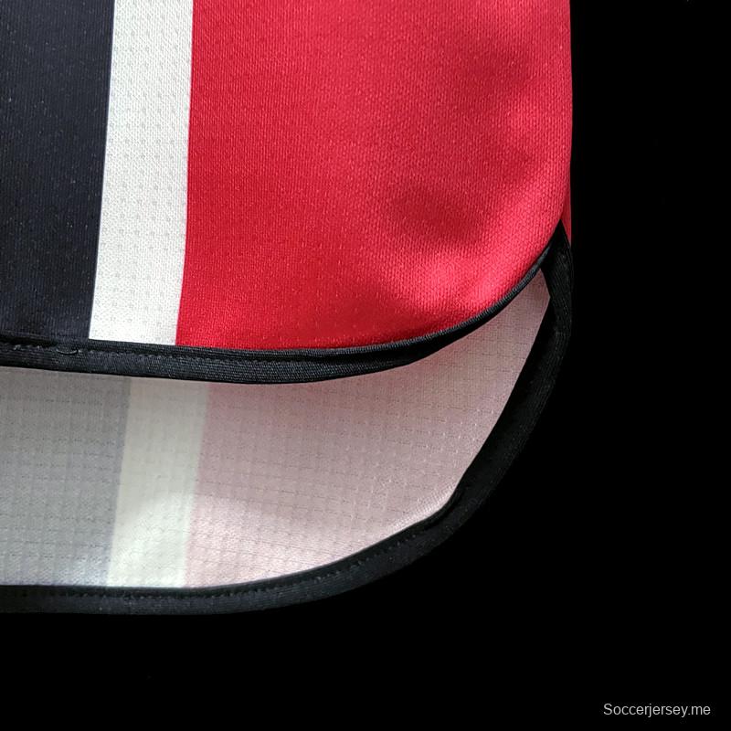 قميص كرة قدم ساو باولو الرجعية 2000 خارج ملعبه
