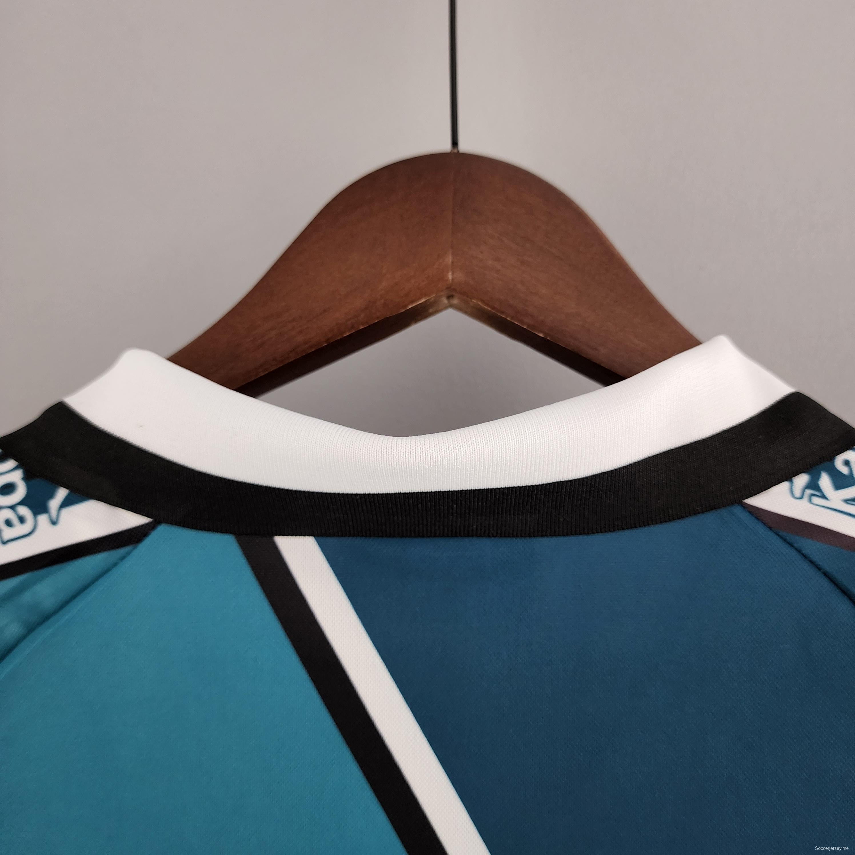 قميص كرة قدم ريترو 95/97 ريال بيتيس خارج ملعبه
