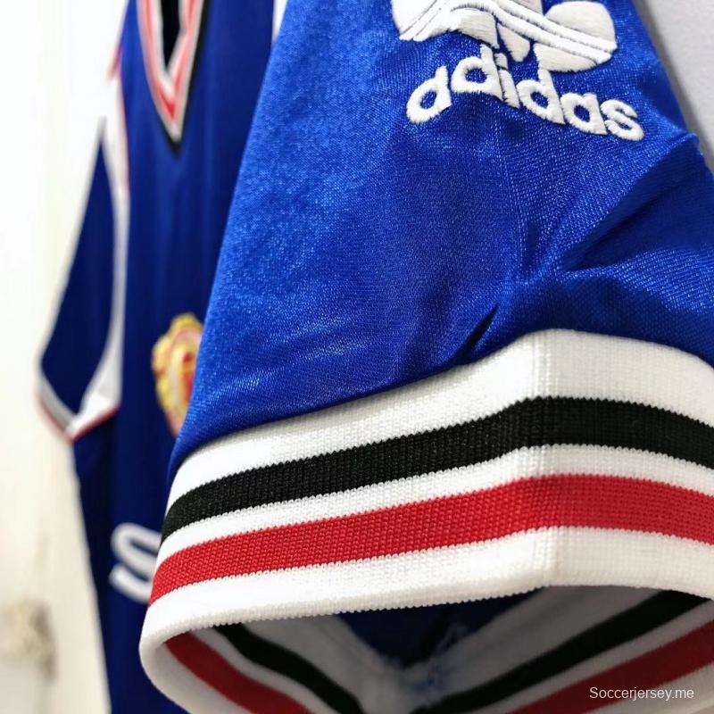 قميص فريق مانشستر يونايتد لكرة القدم الرجعية 84/85 خارج ملعبه
