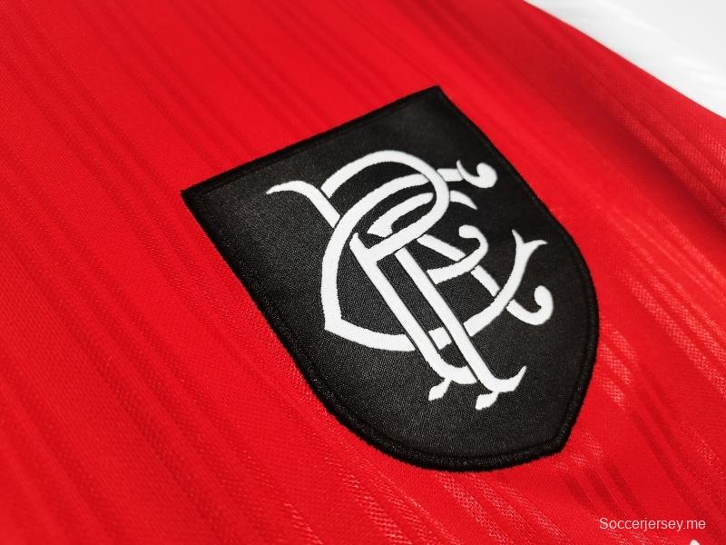 قميص كرة قدم رينجرز 1995/96 ريترو خارج ملعب رينجرز
