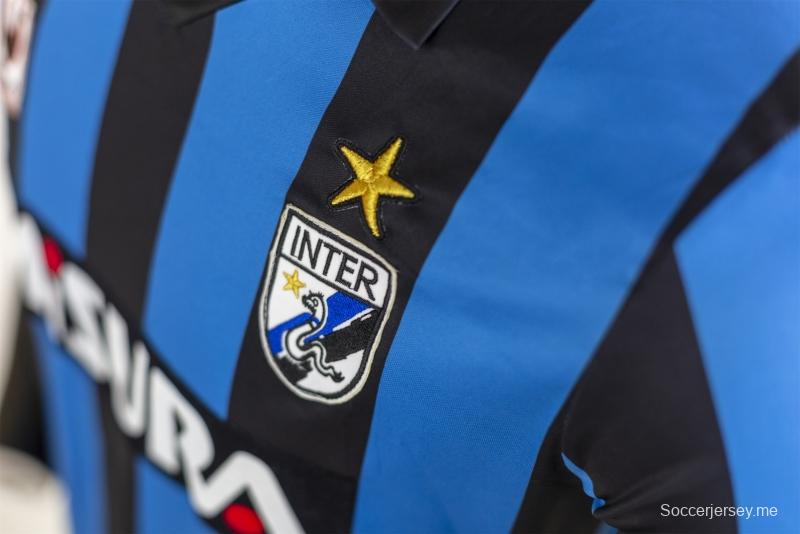 قميص كرة القدم الأساسي لإنتر ميلان 88/90 ريترو 88/90
