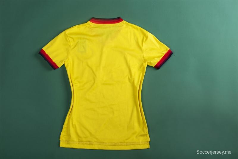 قميص كرة قدم عتيق 97/99 لليفربول خارج ملعبه
