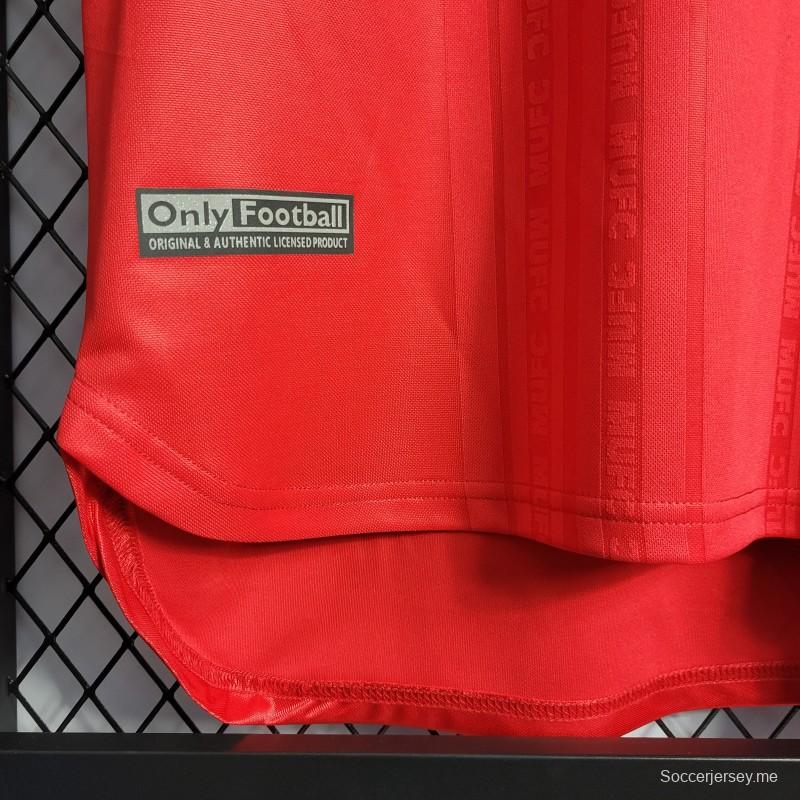 قميص فريق مانشستر يونايتد القديم 99/00 على أرضه
