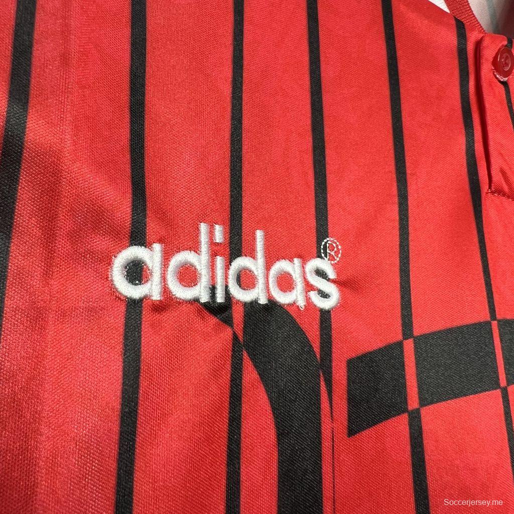 قميص فريق غلاسكو رينجرز رينجرز القديم 94/95 خارج ملعبه
