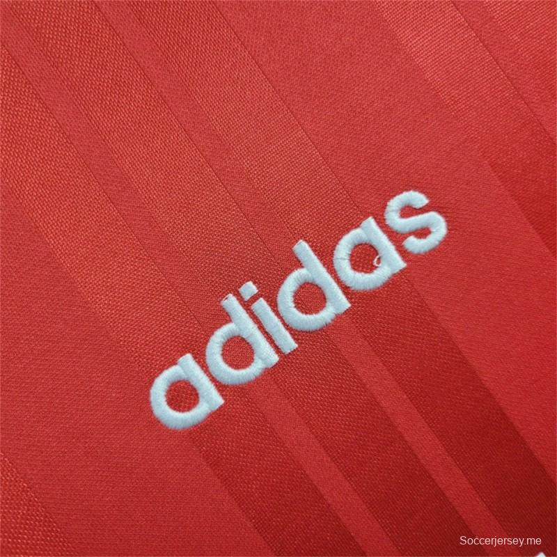 1995/96 قميص فريق سرقسطة القديم خارج ملعبه