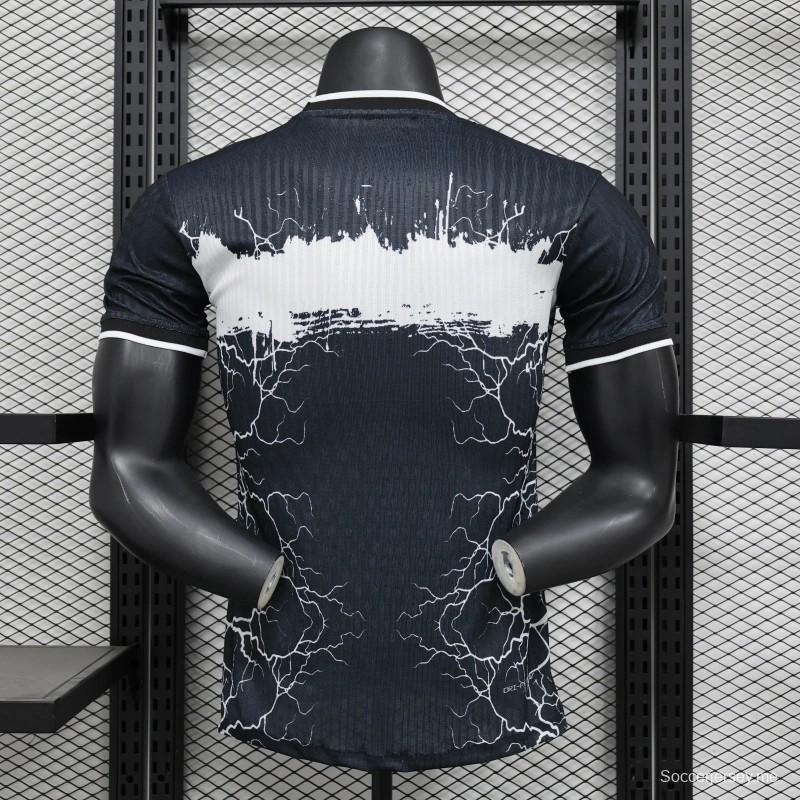 إصدار 25/26 قميص برشلونة إصدار خاص أبيض/أسود إصدار خاص من برشلونة