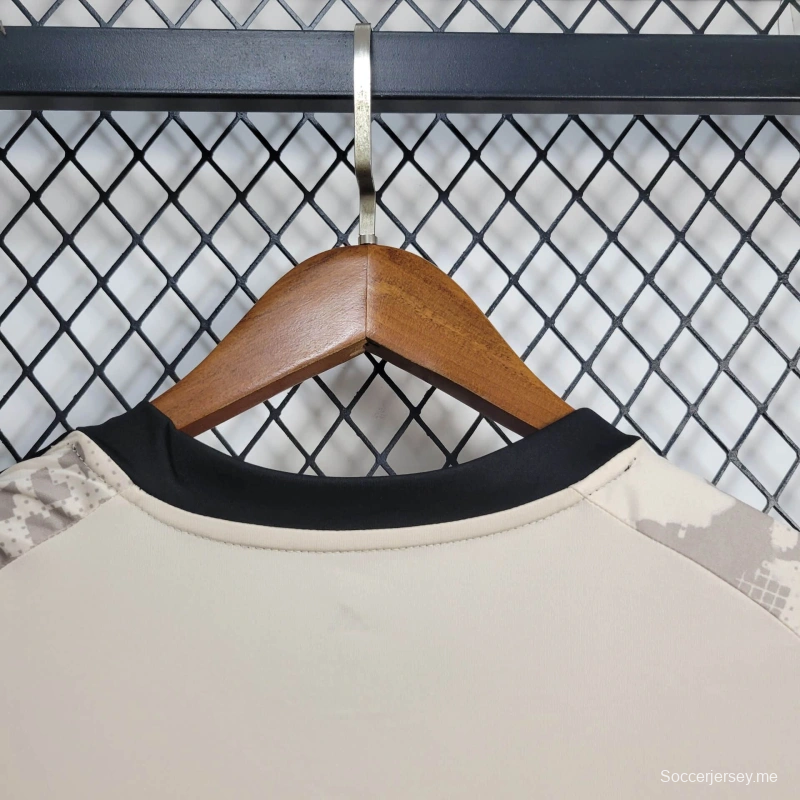 25/26 قميص فريق نيويورك ريد بولز نيويورك ريد بولز خارج الملعب