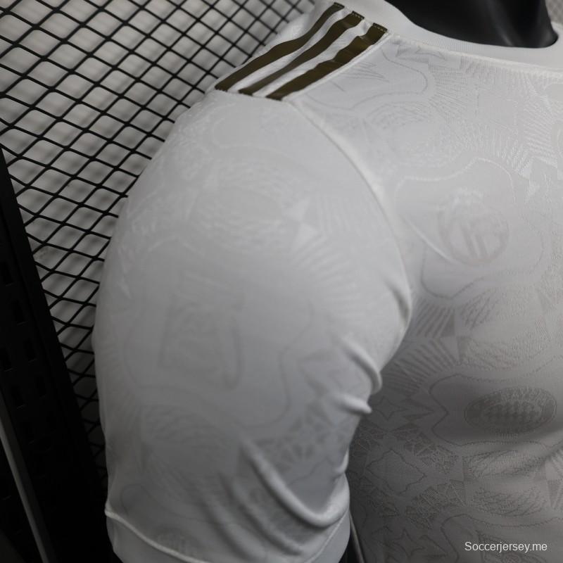 إصدار اللاعب 25/26 قميص بايرن ميونيخ الأبيض مع شعار الذكرى 125 لتأسيسه