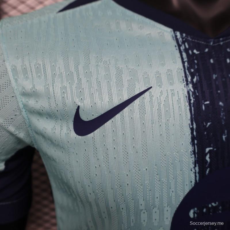 إصدار اللاعب 25/26 قميص برشلونة أزرق بمناسبة الذكرى 125 لتأسيسه باللون الأخضر النعناعي مع خط أزرق داكن ورعاية سبوتيفاي