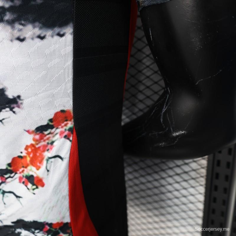 نسخة اللاعب 25/26 من قميص ريال مدريد بنمط الرسم بالحبر الصيني بنسخة محدودة مع راعي طيران الإمارات