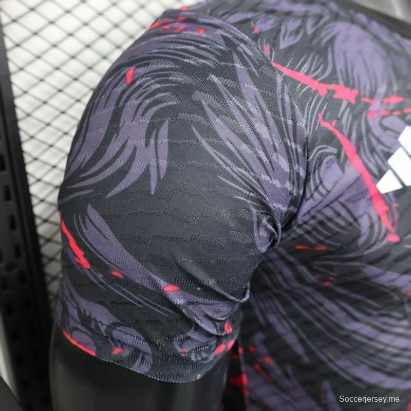 إصدار اللاعب 2025 قميص ياباني باللون الكحلي الداكن مع تصميم العنقاء الصاعدة ونقشة الرذاذ المتدرج باللون الأحمر