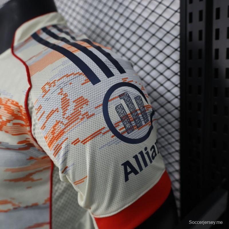 إصدار اللاعب 25/26 قميص بايرن ميونيخ خارج ملعبه