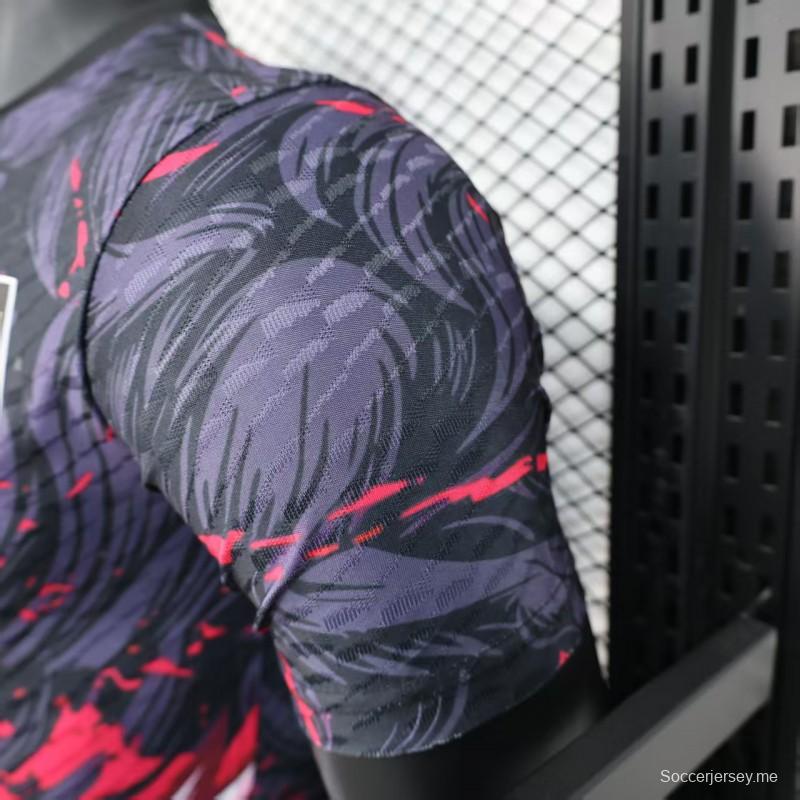 إصدار اللاعب 2025 قميص ياباني باللون الكحلي الداكن مع تصميم العنقاء الصاعدة ونقشة الرذاذ المتدرج باللون الأحمر