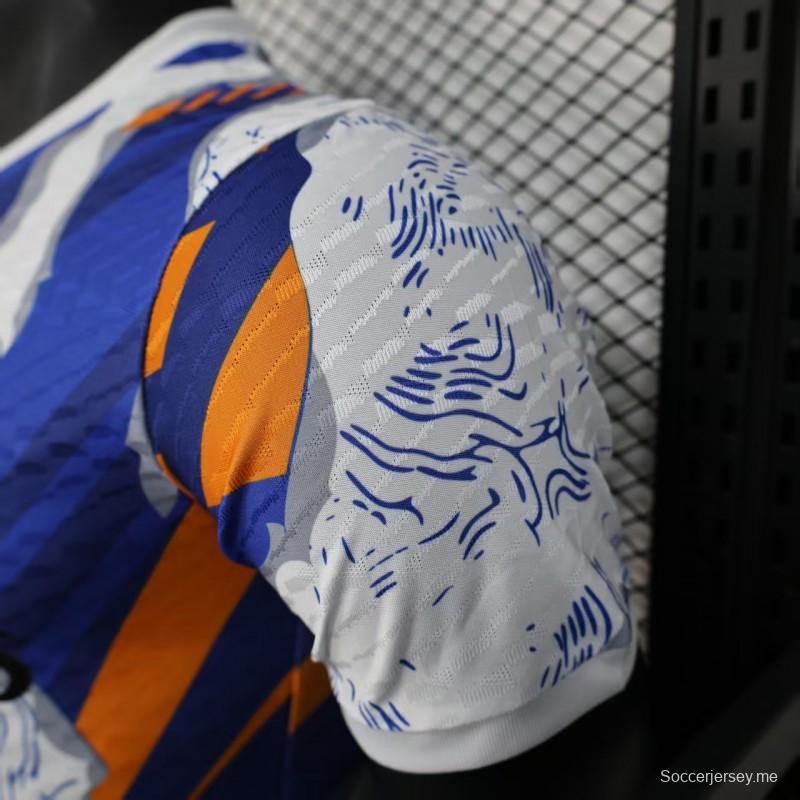 إصدار اللاعب 25/26 قميص ريال مدريد 25/26 إصدار محدود باللون الأزرق والبرتقالي بنقشة مجردة