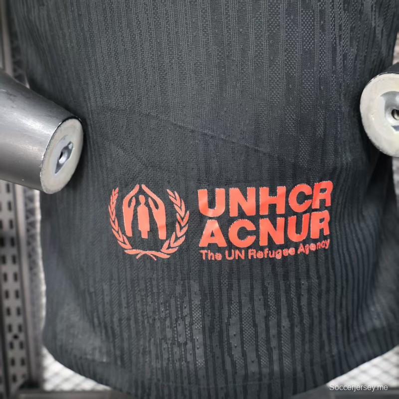 نسخة اللاعب 25/26 من قميص نادي برشلونة باللون الأسود مع قميص "T.S. 1989" باللون الوردي