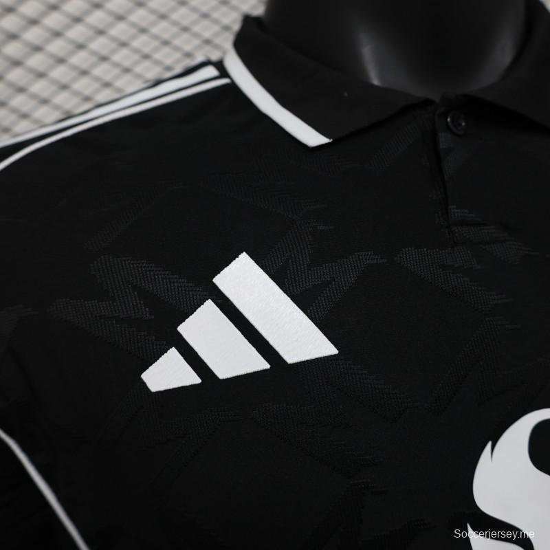 إصدار اللاعب 25/26 قميص مانشستر يونايتد باللون الأسود بتصميم شعار أنف العجل الأسود