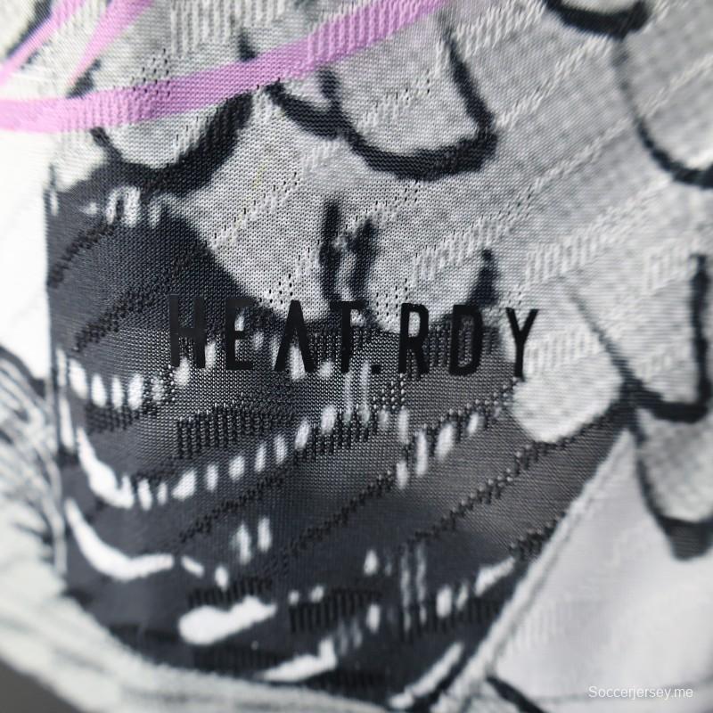 إصدار اللاعب 2025 قميص أبيض ياباني بنقشة شخصيات الأنيمي 2025