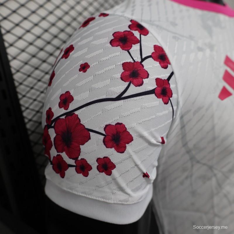 إصدار اللاعب 2025 قميص ياباني أبيض مع قميص طائر أزرق وأحمر