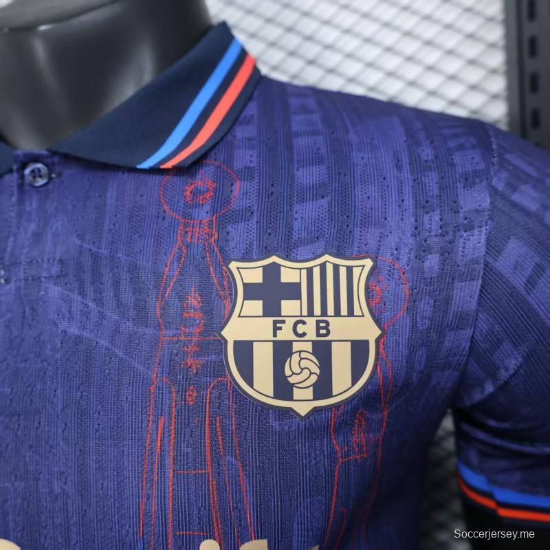 إصدار اللاعب 25/26 قميص نادي برشلونة باللون البنفسجي بنقشة الخطوط الحمراء