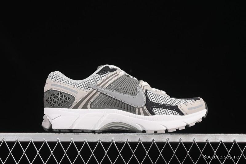 حذاء جري كلاسيكي كاجوال كلاسيكي من نايك زوم فوميرو 5 SP كلاسيكي ريترو بنعل وسطي من إيفا - FD0791-012