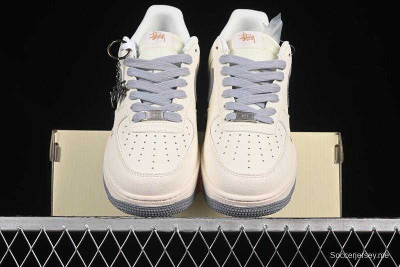 حذاء نايك اير فورس 1 '07 منخفض بتطريز ذهبي رمادي سووش من نايك اير فورس 1 '07 منخفض من ستوسي - XX3168-150