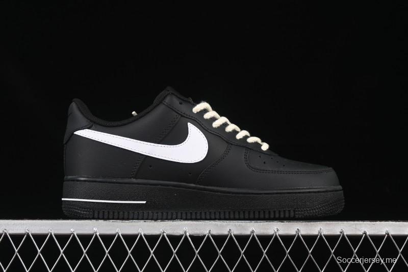 حذاء نايك اير فورس 1 '07 المنخفض الكاجوال من نايك باللونين الأسود والأبيض مع تفاصيل حبل القنب - ZH0316-073