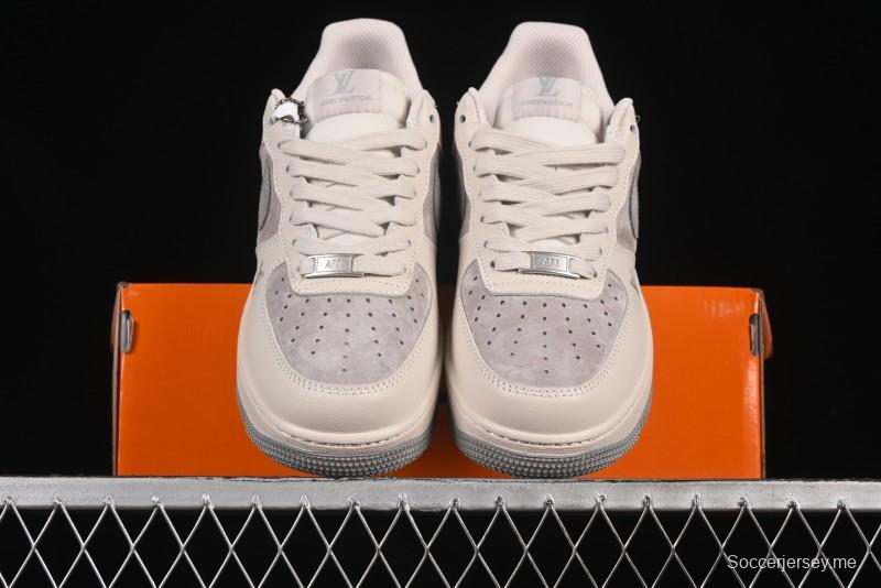 حذاء نايك اير فورس 1 '07 منخفض من نايك اير فورس 1 '07 LV Collaboration باللون البيج الرمادي مع أفعى سووش سنيكرز كاجوال - XX3168-130