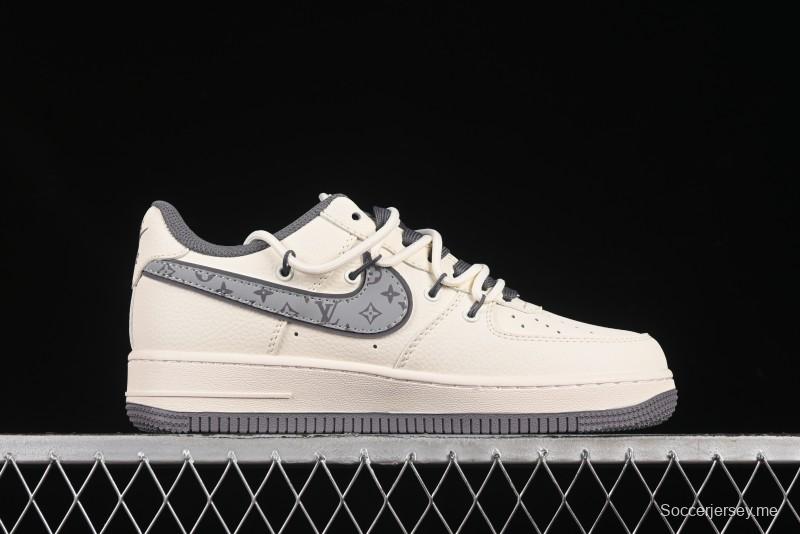 حذاء نايك اير فورس 1 '07 منخفض من نايك اير فورس 1 '07 LV Collaboration Swoosh باللون الرمادي برباط رمادي كاجوال - DM686868-067