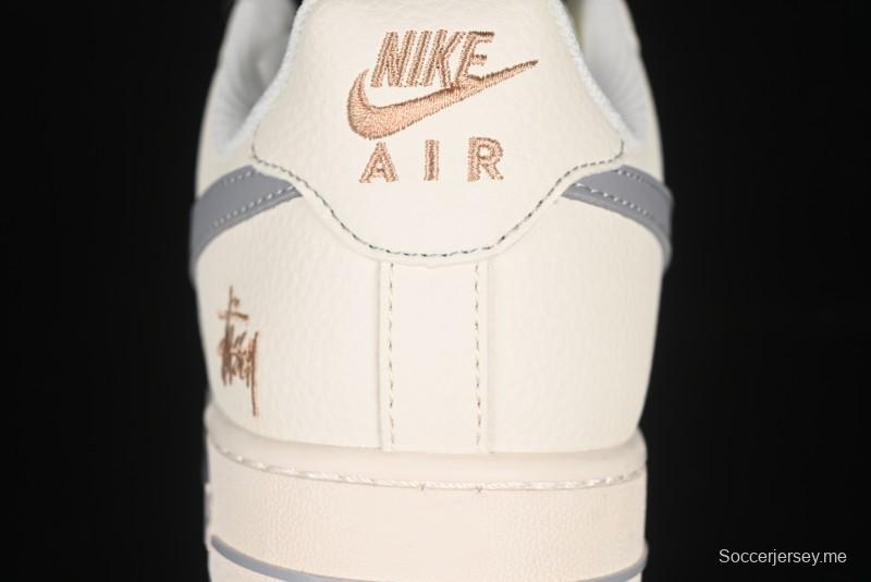 حذاء نايك اير فورس 1 '07 منخفض بتطريز ذهبي رمادي سووش من نايك اير فورس 1 '07 منخفض من ستوسي - XX3168-150