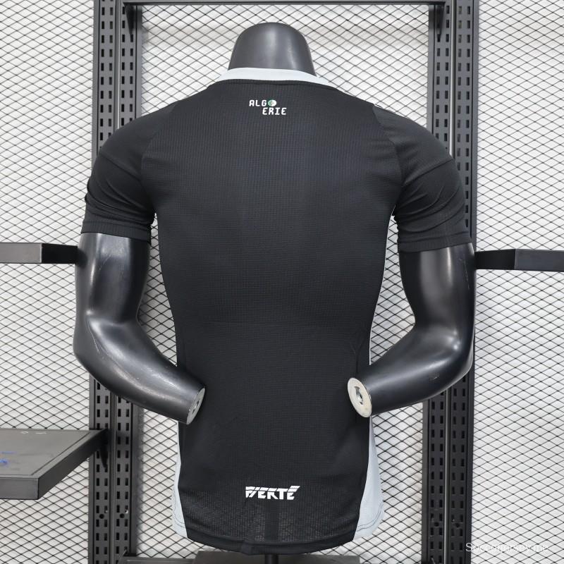 إصدار اللاعب 2025 قميص الجزائر أسود مع قميص راعي عربي أبيض اللون أسود مع راعي عربي أبيض