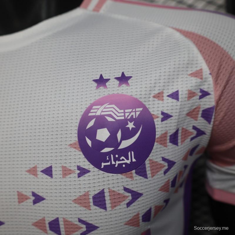 إصدار اللاعب 2025 قميص الجزائر أبيض-وردي بنقوش هندسية