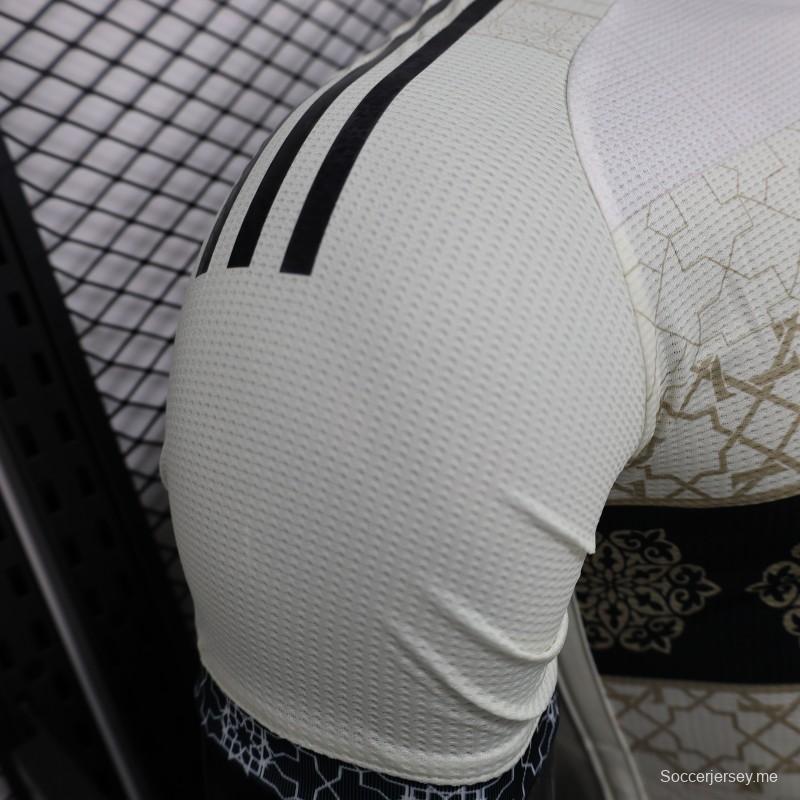 إصدار اللاعب 2025 الجزائر قميص أبيض بنمط هندسي إسلامي 2025 قميص أبيض بنمط هندسي إسلامي