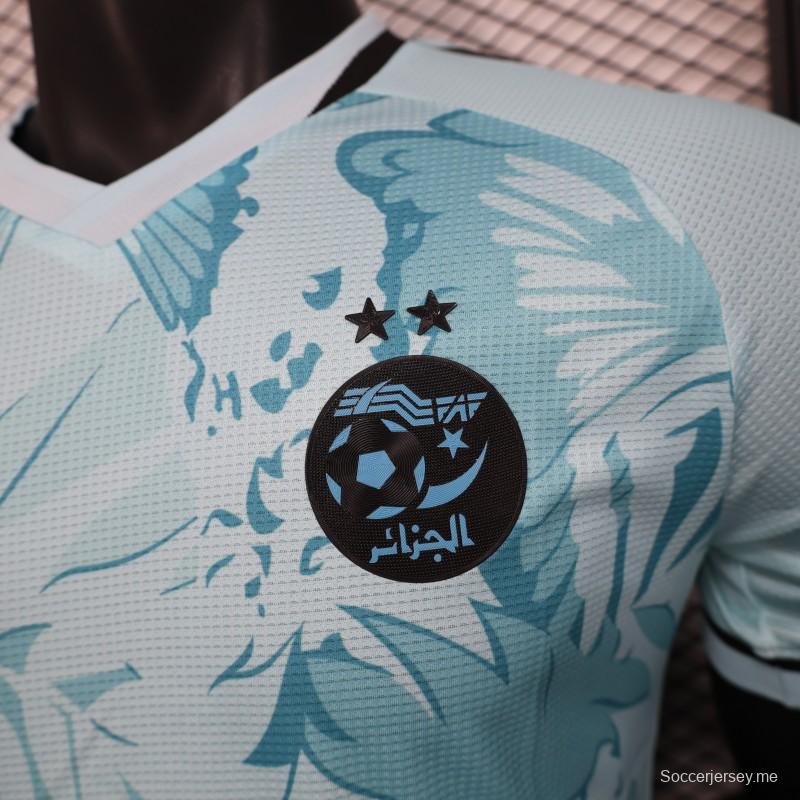 نسخة اللاعب 2025 قميص الجزائر أزرق فاتح بنقشة أوراق الشجر الاستوائية