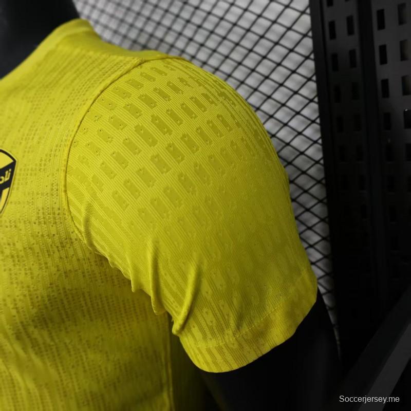 إصدار اللاعب 25/26 قميص الاتحاد جدة الأصفر بنقشة الخطوط العمودية