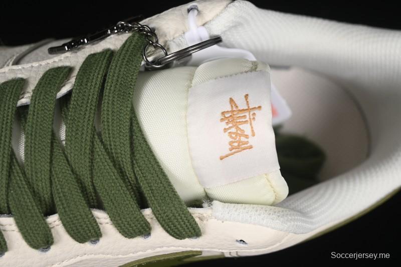 حذاء نايك اير فورس 1 '07 منخفض من نايك اير فورس 1 '07 تعاون ستوسي باللون الأخضر سووش وتطريز ذهبي كاجوال - XX3168-151