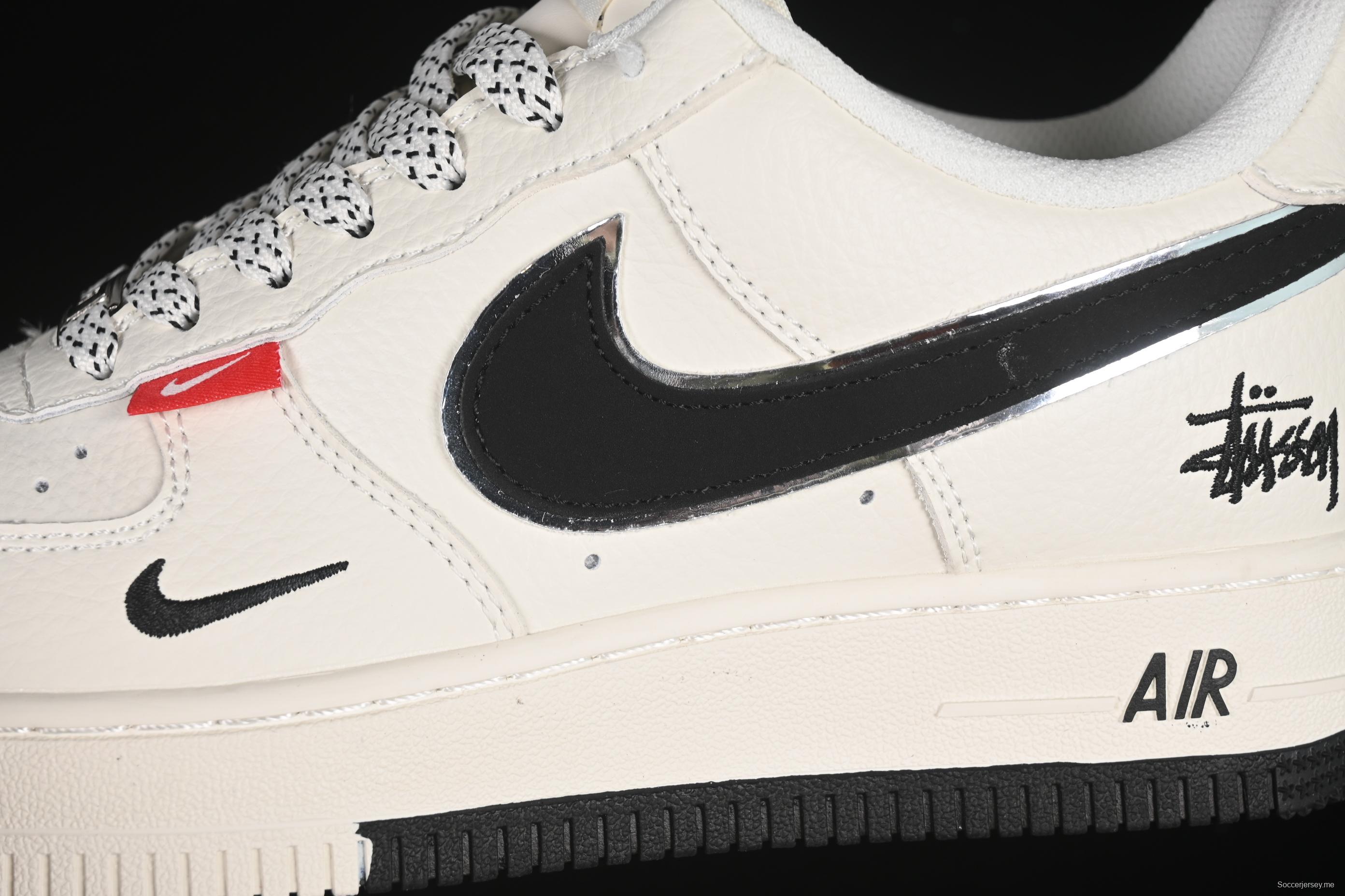 حذاء نايك اير فورس 1 '07 منخفض من نايك اير فورس 1 '07 ستوسي كولابوريشن دوال تون أحمر اللون - CS5288-010