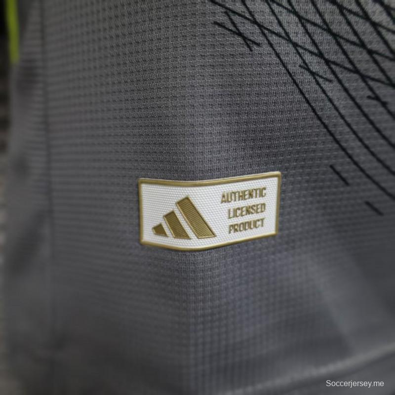 إصدار اللاعبين 25/26 قميص مانشستر يونايتد رمادي بنقشة موجات متدرجة اللون