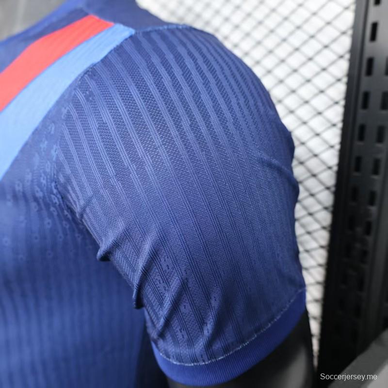 إصدار اللاعب 25/26 قميص برشلونة أزرق مع قميص مخطط قطري باللونين الأحمر والأزرق الفاتح