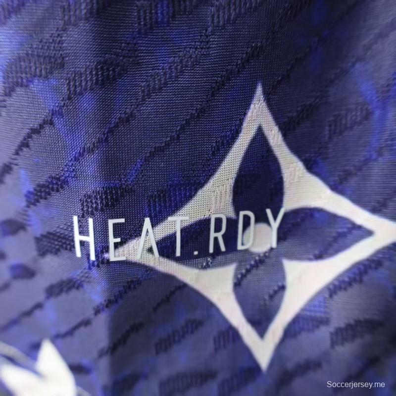 إصدار اللاعب 25/26 قميص ريال مدريد أزرق بنقشة مونوغرام لويس فويتون