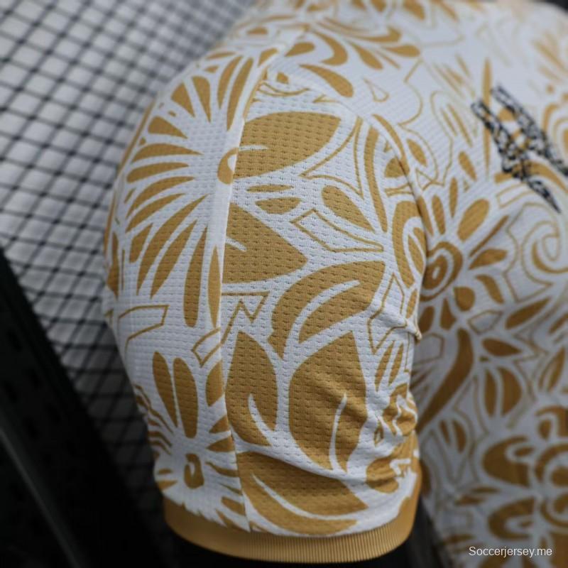 نسخة اللاعب 25/26 قميص أبيض بنقشة زهور ذهبية اللون أبيض بنقشة زهور ذهبية