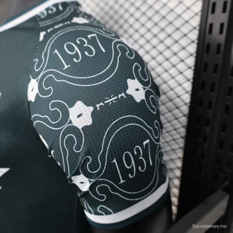 إصدار اللاعب 25/26 قميص الأهلي السعودي باللون الأخضر الداكن مع قميص الأهلي السعودي ذو النقش العربي التقليدي