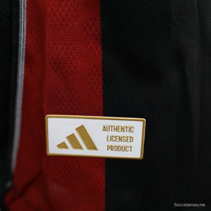 نسخة اللاعب 25/26 قميص ريفر بليت خارج الملعب