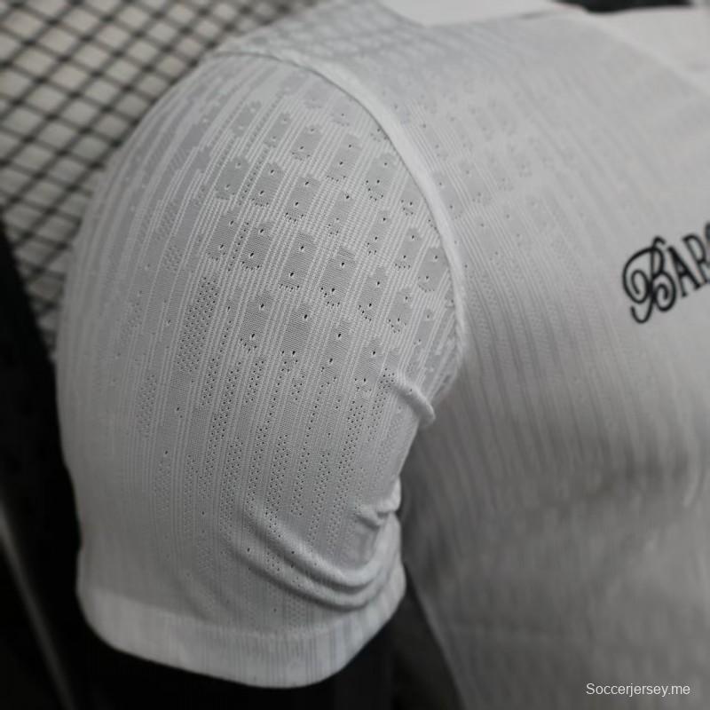 إصدار اللاعب 25/26 قميص أبيض لنادي برشلونة مع 304 راعي