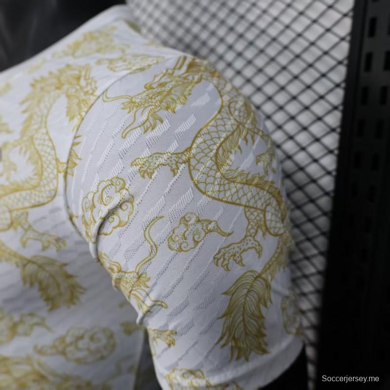 إصدار اللاعب 25/26 قميص ريال مدريد أبيض بنقشة التنين الذهبي