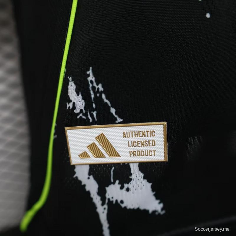 نسخة اللاعب 25/26 قميص النادي الأهلي خارج ملعب النادي الأهلي الأسود