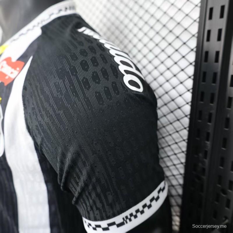 إصدار اللاعب 25/26 قميص سانتوس خارج الملعب مع رعاة كاملين