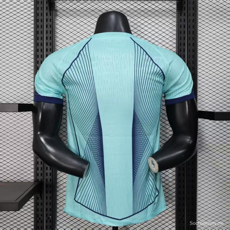 إصدار اللاعب 25/26 قميص نادي برشلونة أزرق فاتح مع قميص بنقشة خطوط عمودية