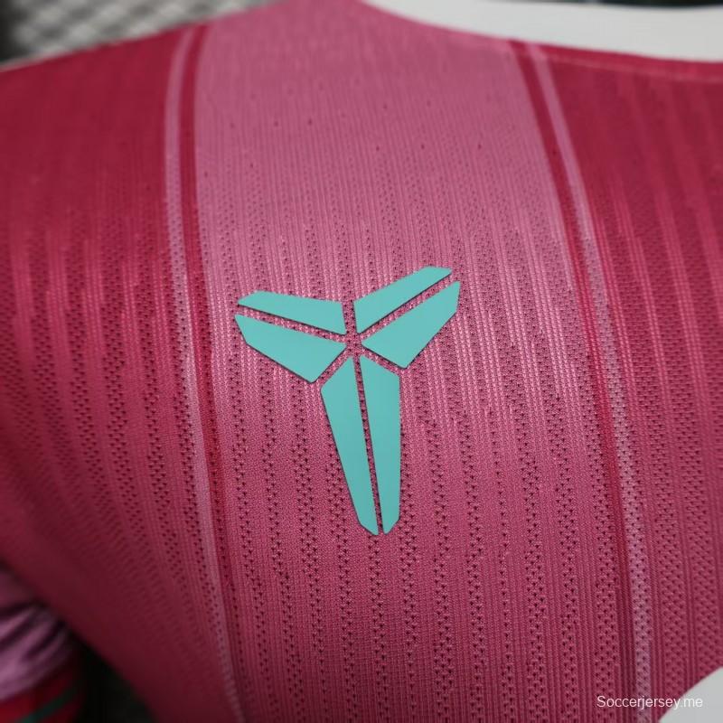 إصدار اللاعب 25/26 قميص نادي برشلونة باللون الوردي مع قميص متدرج اللون